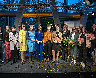 Die Preisträgerinnen und -träger, die Jury, Bundesministerin Lisa Paus nach der Preisverleihung auf der Bühne. 
